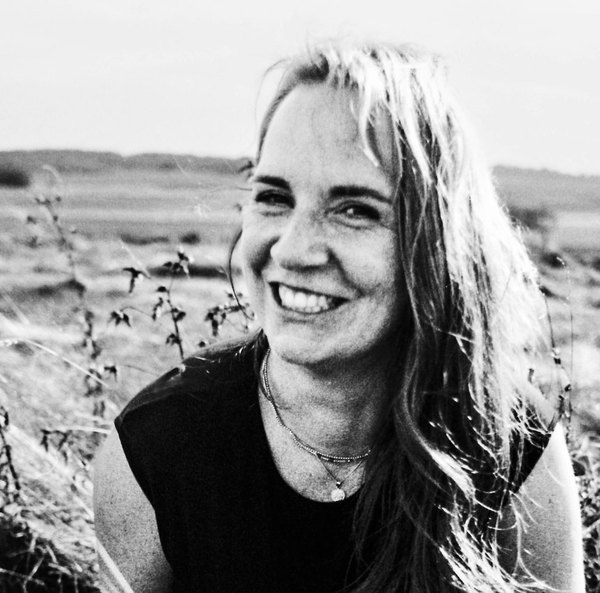 Vanessa Gutherz lachend in den Dünen an der Küste – schwarz-weiß